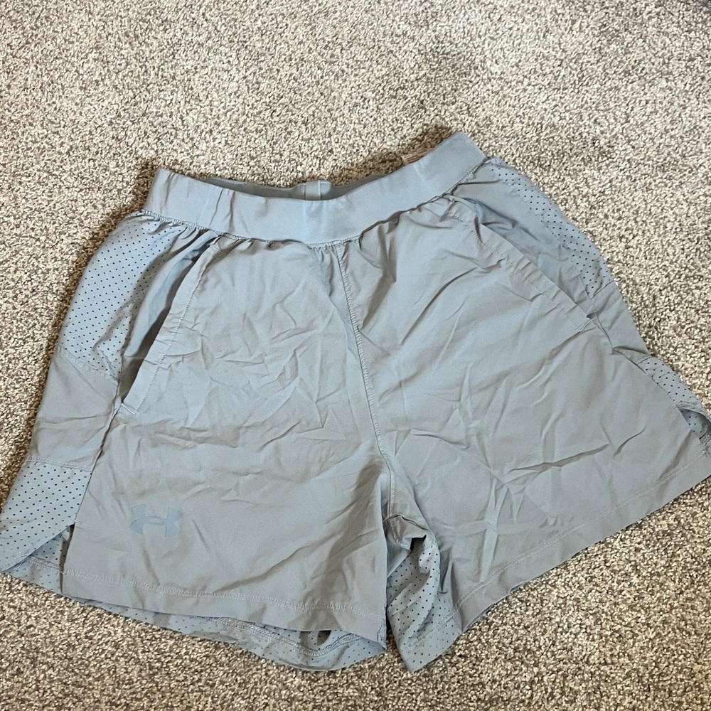Under Armour fitted shorts size medium